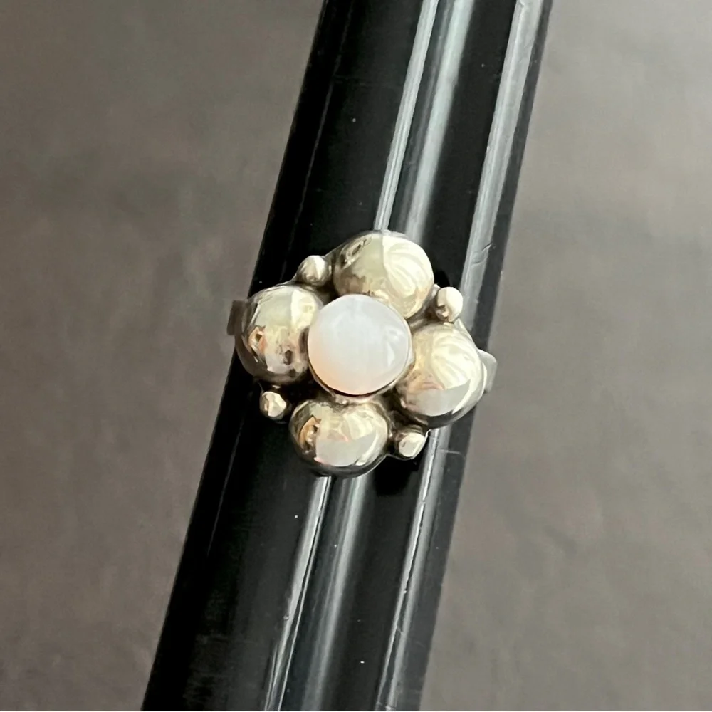 Vintage Taxco Mexico sterling silver and mother of pearl ring
